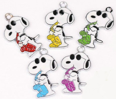 Snoopy met saxofoon en zonnebril ( emaille )
