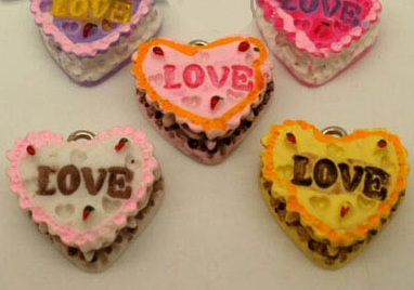Cake, hartvormig ' Love ' in verschillende kleuren