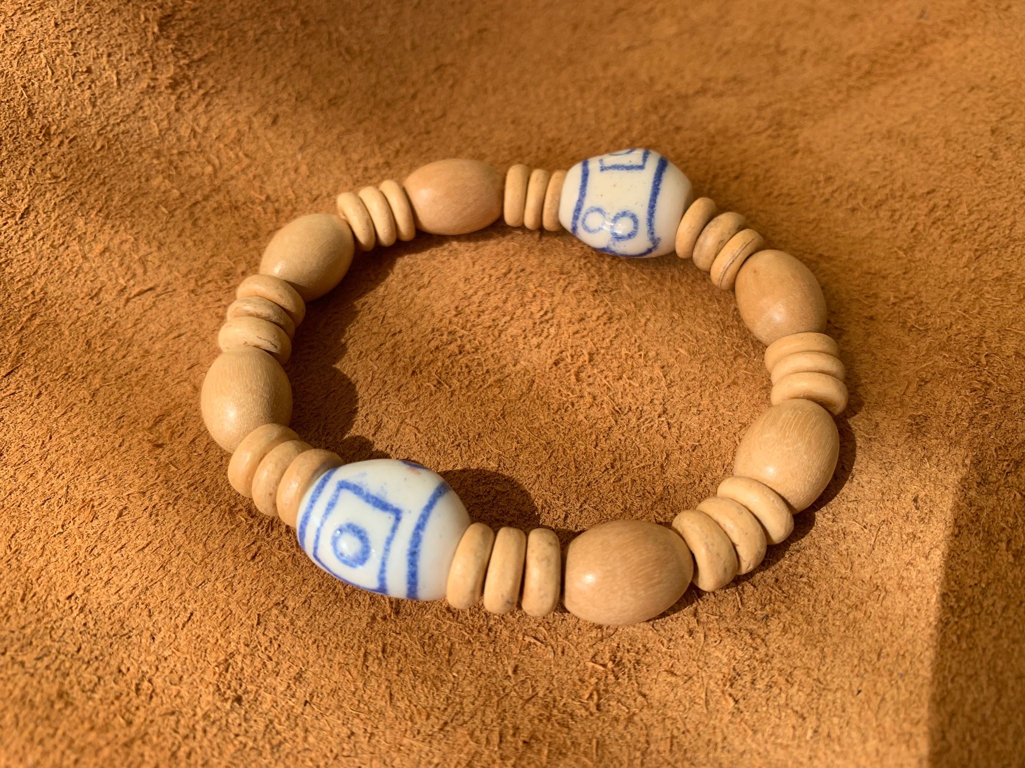 armband met keramieken en houten kralen