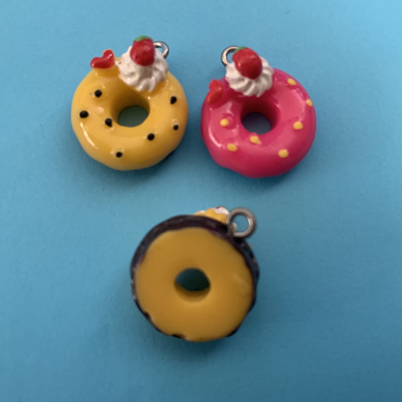 Donut met aardbei in twee kleuren