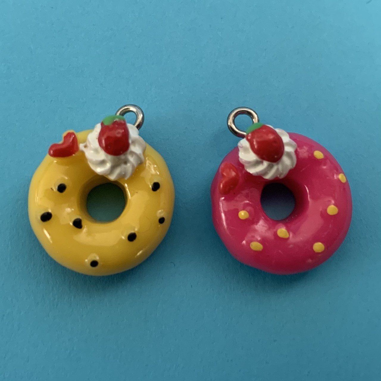 Donut met aardbei in twee kleuren