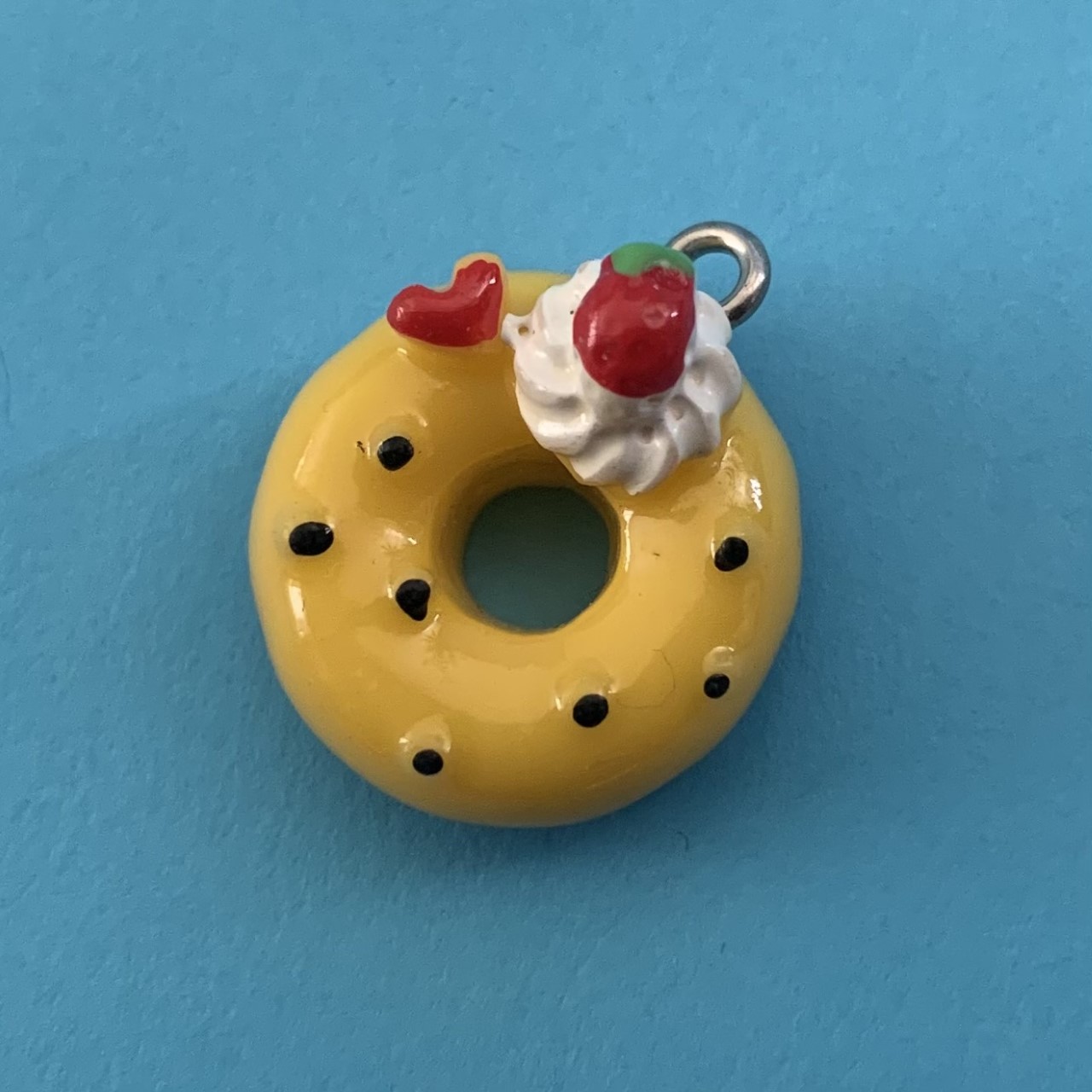 Donut met aardbei in twee kleuren