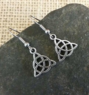 triquetra oorbellen