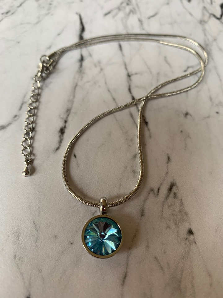 ketting met blauwe strass hanger