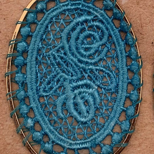 Ovale ring met gehaakt rozen patroon