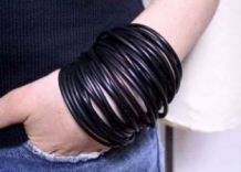 zwart rubber armbandje
