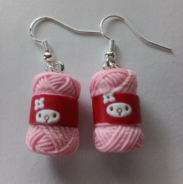 Zilveren oorbellen met roze bolletje wol