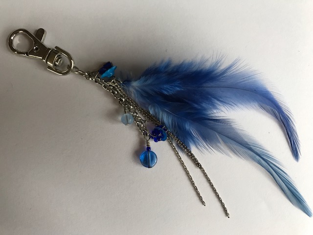 sleutelhanger met blauwe veren