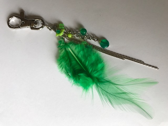 sleutelhanger met groene veren