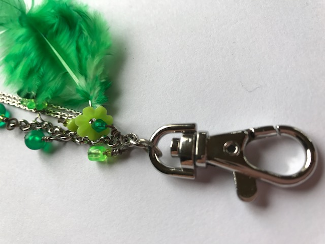 sleutelhanger met groene veren