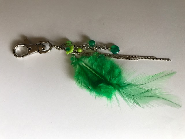 sleutelhanger met groene veren