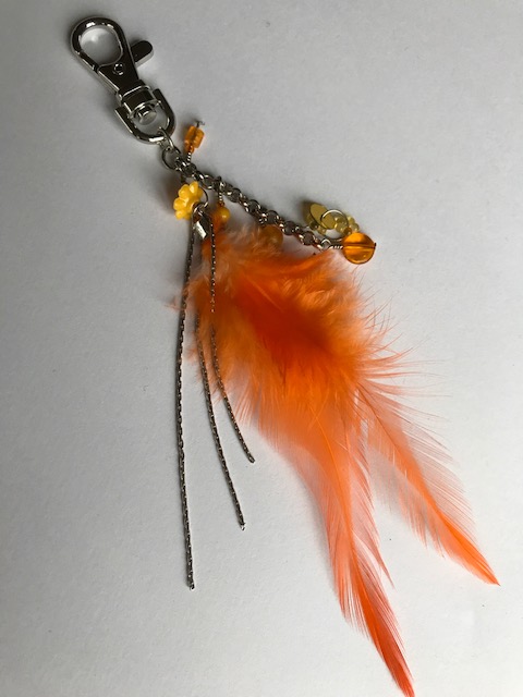 sleutelhanger met oranje veren