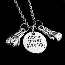 images/productimages/small/bokshandschoenen-never-never-give-up-ketting.jpg