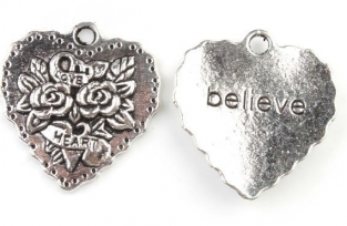 Hart met rozen voorkant: 'love' 'heart' achterkant: 'believe'