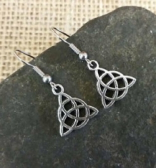 triquetra oorbellen