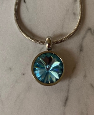 ketting met blauwe strass hanger