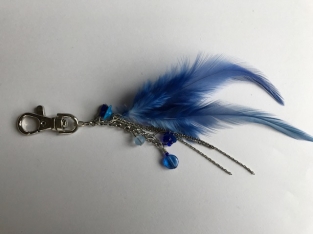 sleutelhanger met blauwe veren