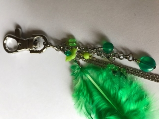 sleutelhanger met groene veren