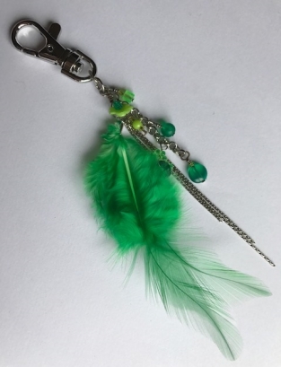 sleutelhanger met groene veren