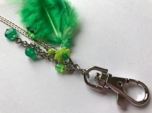 sleutelhanger met groene veren