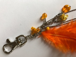 sleutelhanger met oranje veren
